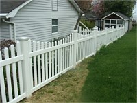 <b>White pvc scallop picket fence</b>